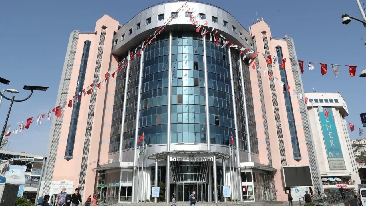 Hürriyet Başkan Show Yaptı! İzmit Belediyesinde En Düşük İşçi Maaşı Sosyal Haklarla 52 Bin TL’ye Ulaştı