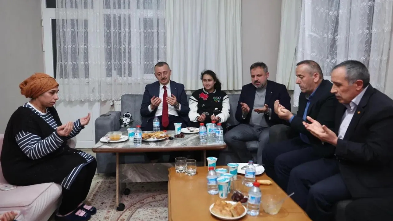 Başkan Tahir Büyükakın, Alikahya’da Vatandaşlarla İftar Yaptı