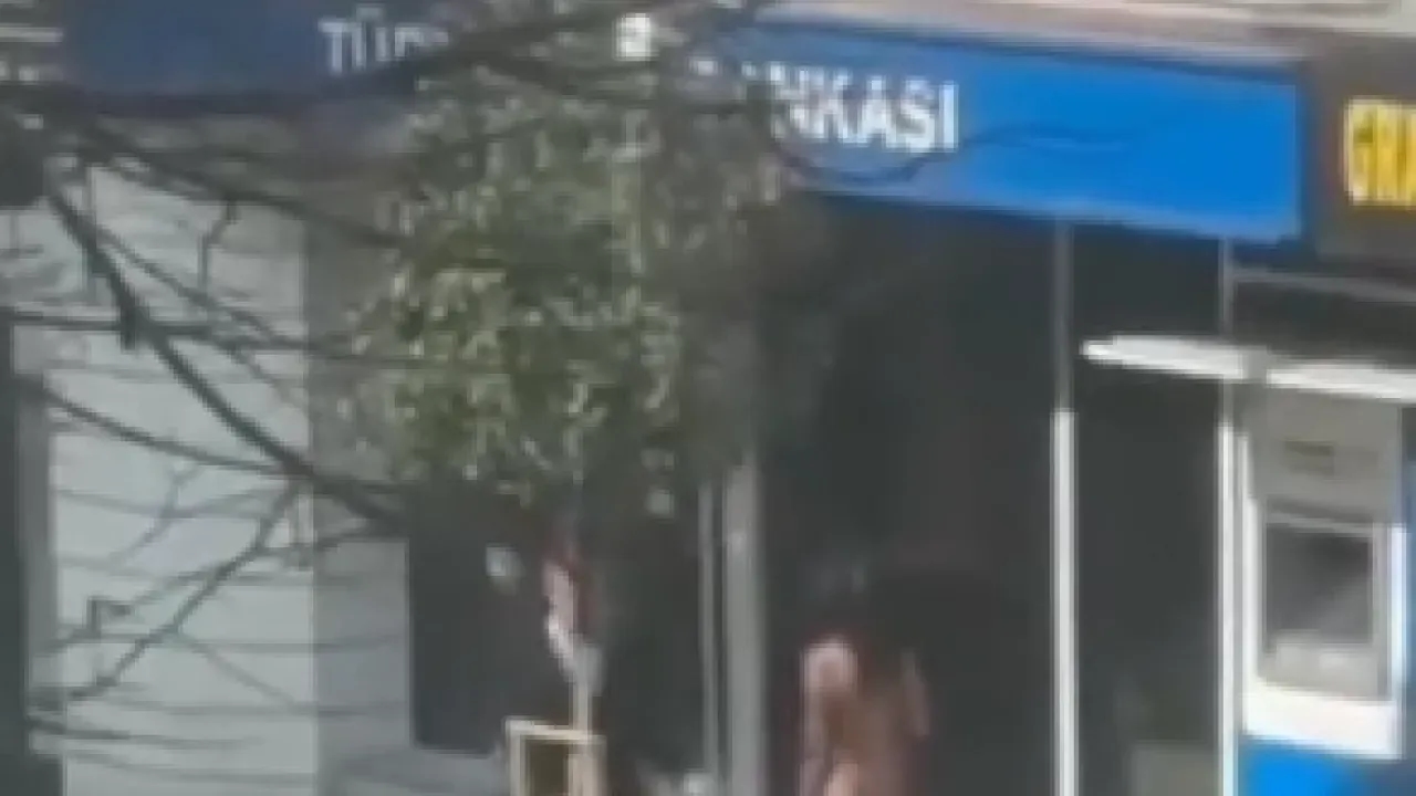 Bursa’da Şaşkınlık Veren Olay Çıplak Kadın Sokakta Dolaştı