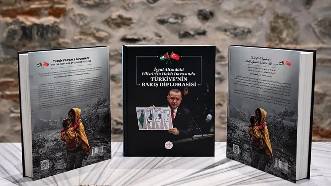 Cumhurbaşkanı Erdoğan Yunanistan Ziyaretinde Yunan Başbakanı Miçotakis'e Barış Diplomasisi Kitabı Hediye Etti
