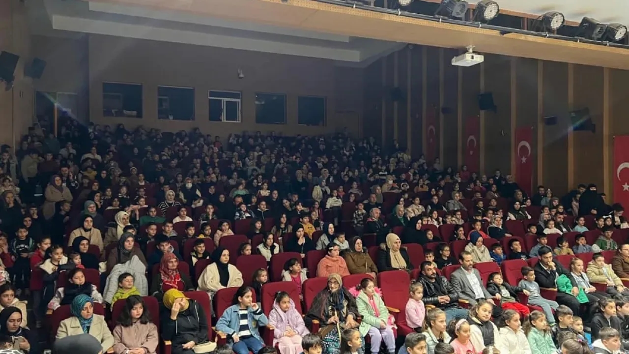Dilovası Belediyesi’nden çocuklara özel tiyatro 'Karlar Diyarı'na büyük ilgi