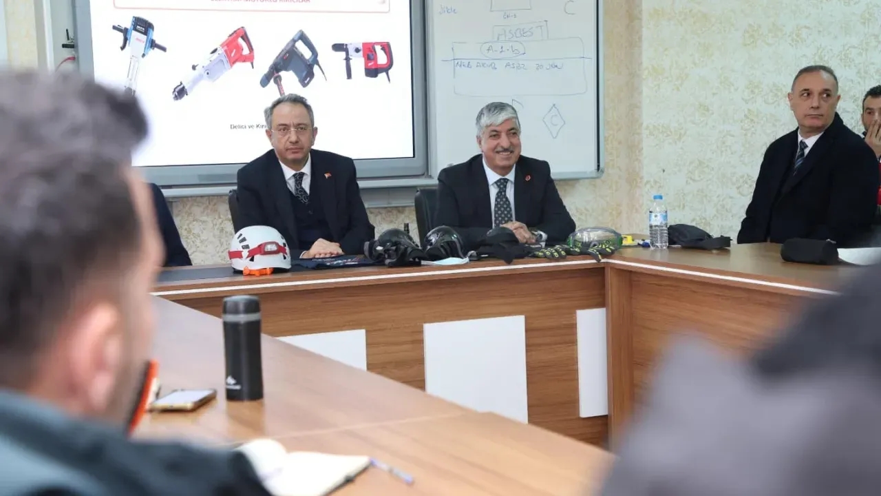 Dilovası’nda Arama Kurtarma Eğitimi Başkan Ömeroğlu ve Kaymakam Kubilay Katıldı