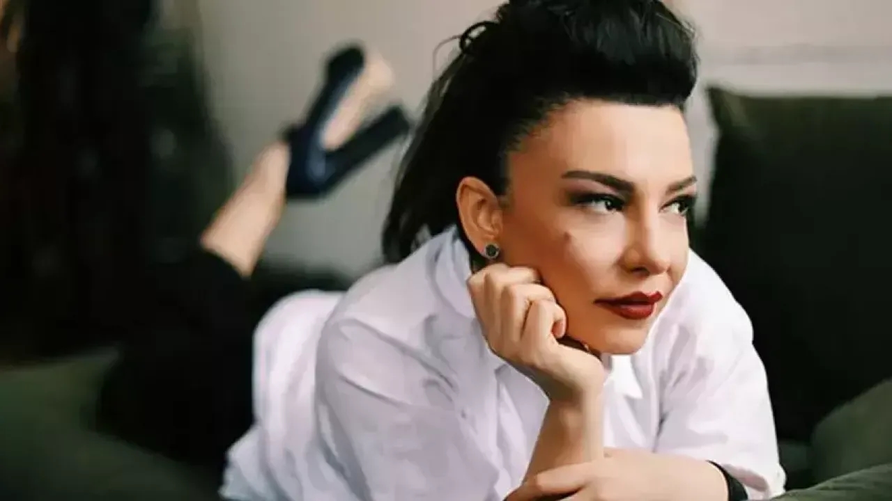 Fatma Turgut, Beşiktaş İskele’de Sokak Müzisyenlerine Sürpriz Ziyaret “Değmesin Ellerimiz” Şarkısı Etkileyici Bir Performansla Seslendi