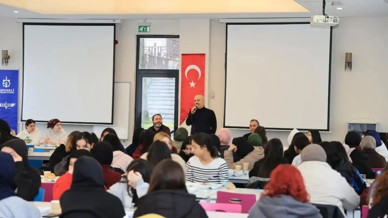 Gebze'de gençlik kampı Başkan Zinnur Büyükgöz'den öğrencilerle buluştu