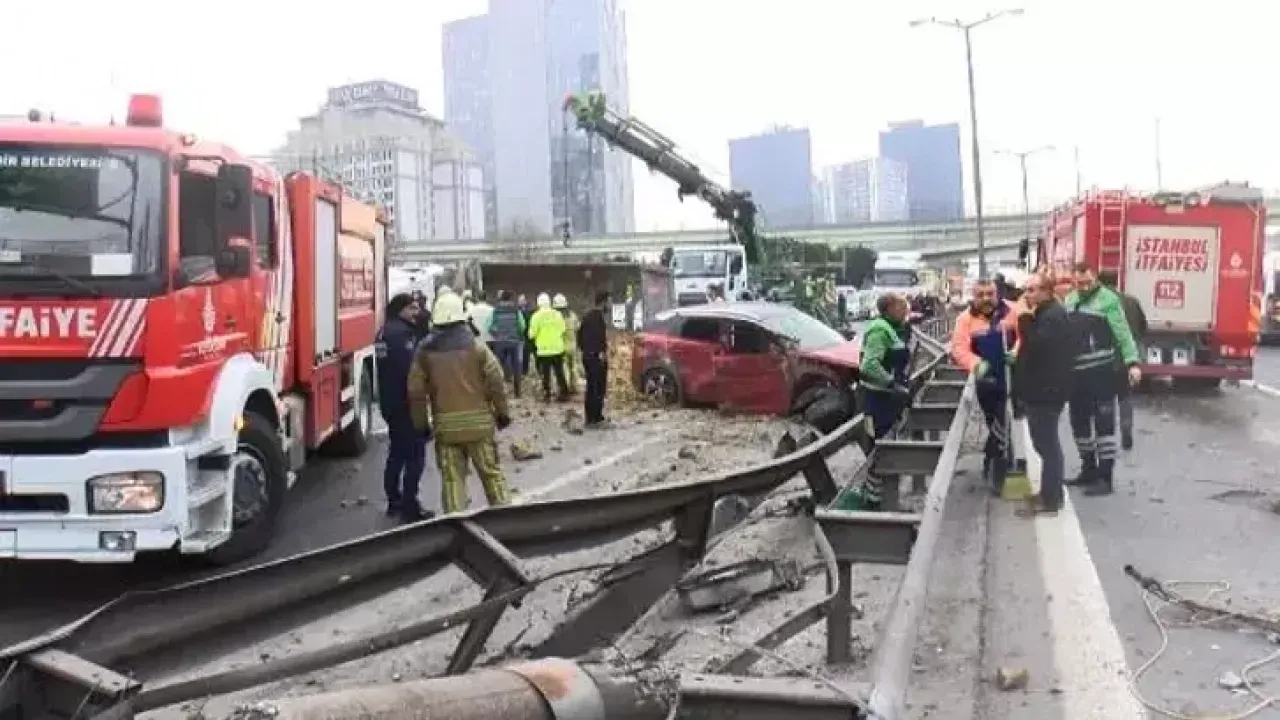 İki Kamyon Arka Arkaya Devrildi! Yol Uzun Süre Trafiğe Kapandı! 5 Yaralı Var