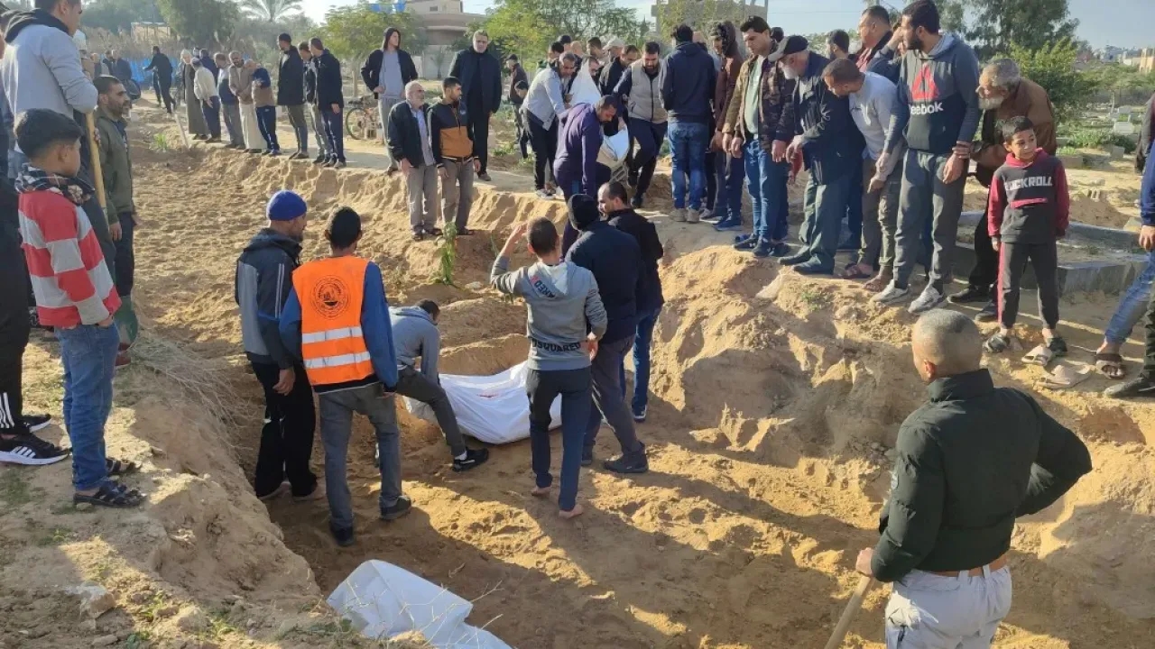 İsrail Katliamlara Devam Ediyor Gazze'eki Mülteci Kamplarını Vurdu: 23 Kişi Hayatını Kaybetti