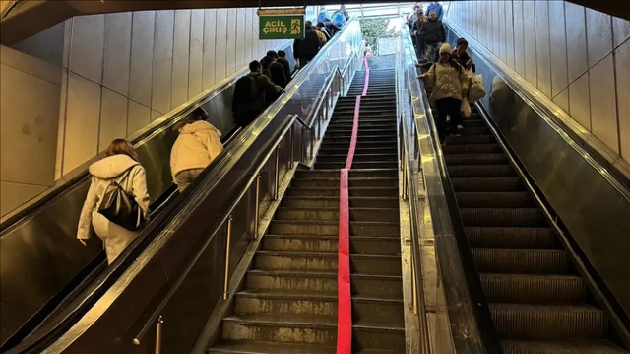 İstanbul'da Metrobüs Durağına Bağlanan Alt Geçit Su Bastı: Yolcuların Günlük Hayatı Aksadı