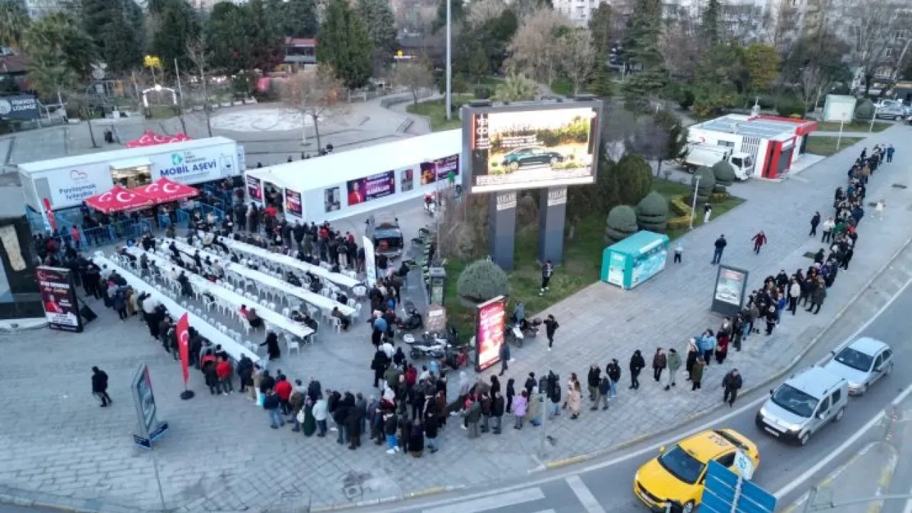 İzmit Belediyesinin Mobil Aşevi Ramazan Boyunca İftarda Vatandaşları Buluşturuyor