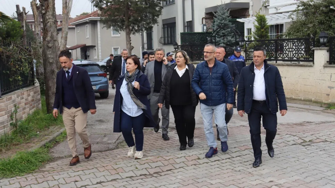 İzmit'te Başkan Fatma Kaplan Hürriyet, mahallelerin sorunlarını çözmek için sahada