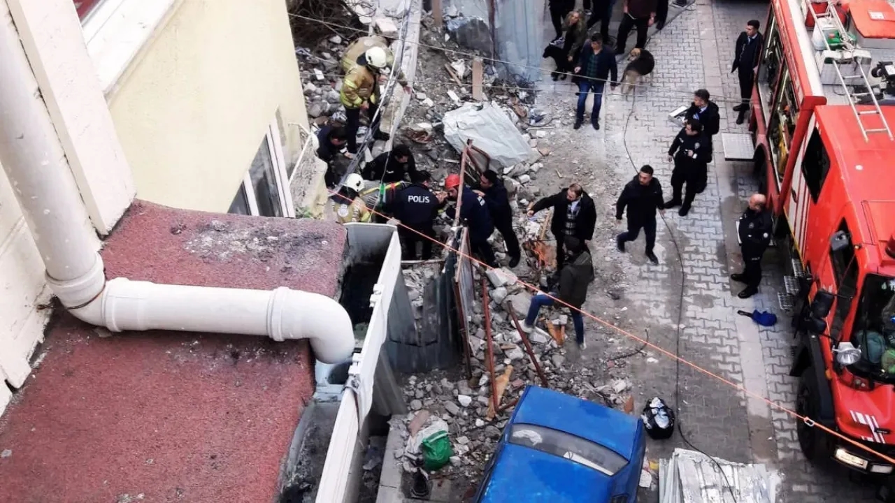 Kadıköy’de Bina Çöktü! Bir Kişi Enkaz Altında Kaldı!