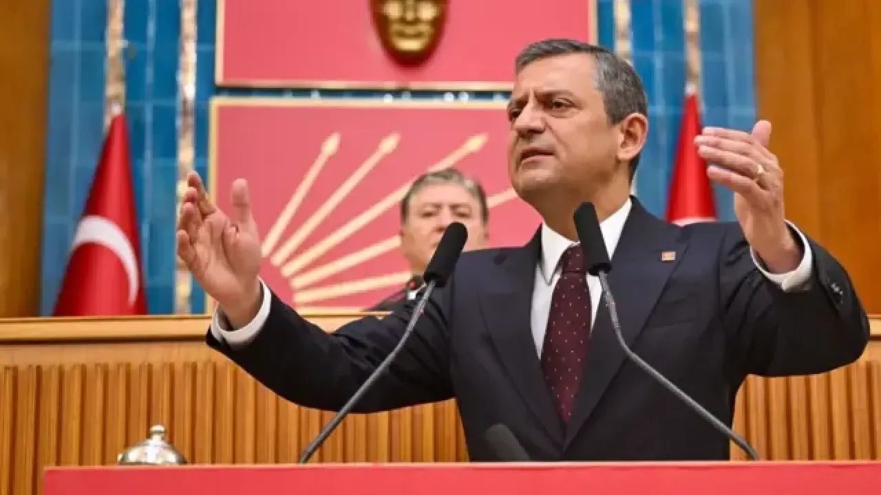 Özgür Özel'den Erdoğan'a Sert Eleştiri: "Altın Alamaz Hale Getirilen Asgari Ücreti Ayşe Teyze ve Mehmet Amca'ya Şikayet Ediyorum"