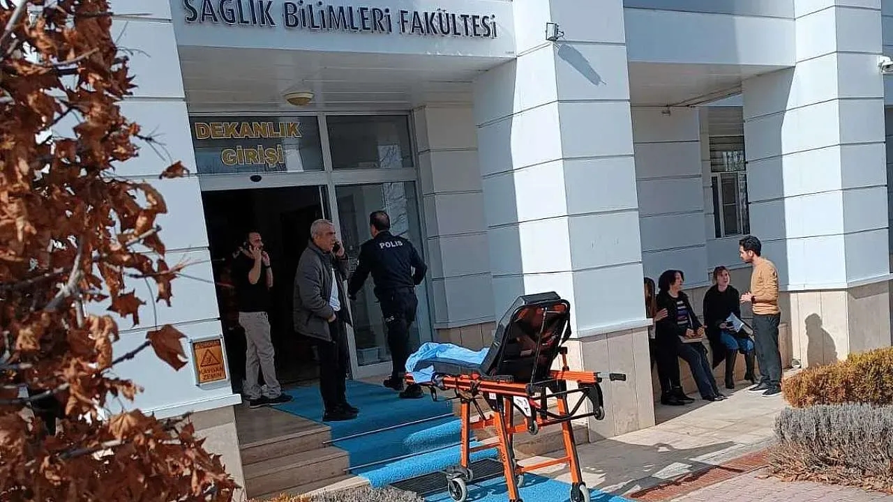 Image for Selçuk Üniversitesi'nde Şiddet Olayı: Bir Öğrenci Dekan Yardımcısını Vurdu, İntihar Girişiminde Bulundu