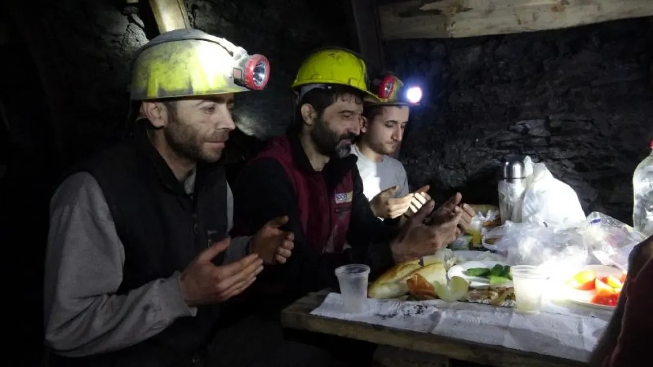 Zonguldak’ta Madenciler, İlk Sahuru Yerin 120 Metre Altında Birlikte Yaptı