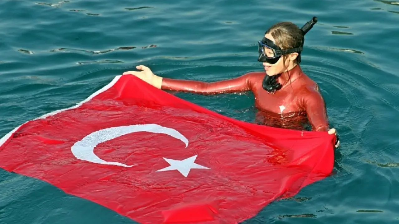 Image for Dünya Rekortmeni Şahika Ercümen, Cumhuriyet İçin Türk Bayrağını Denizde Dalgalandırdı