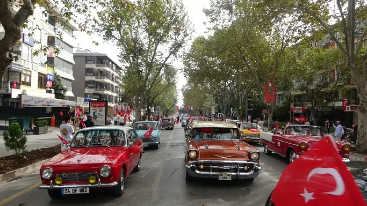 Image for Kadıköy'de klasik otomobillerle Cumhuriyet'in 100. yılı konvoyu gerçekleştirildi