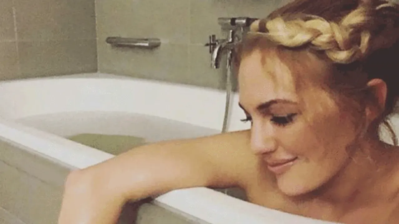 Image for Meryem Uzerli’nin Küvet Pozu Olay Oldu! Sosyal Medya İkiye Bölündü