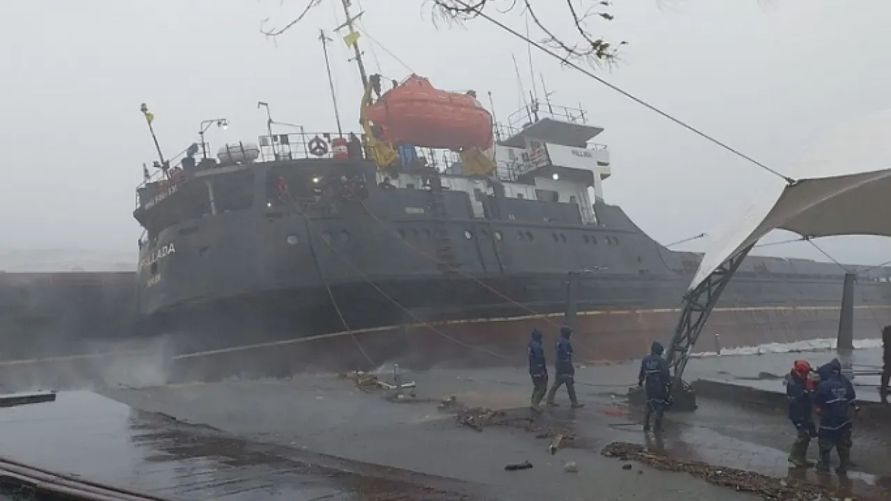 Image for Fırtına Gaz Koroya'da Gemiyi İkiye Böldü, Personel Kurtarıldı