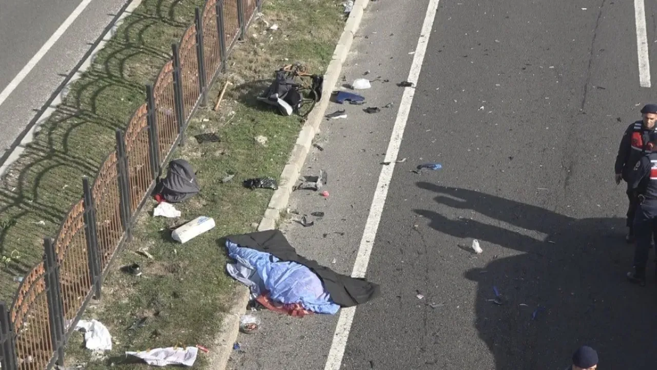 Image for Ankara’da Karşıya Geçen Yayalara Araba Çarptı! 3 Kişi Hayatını Kaybetti