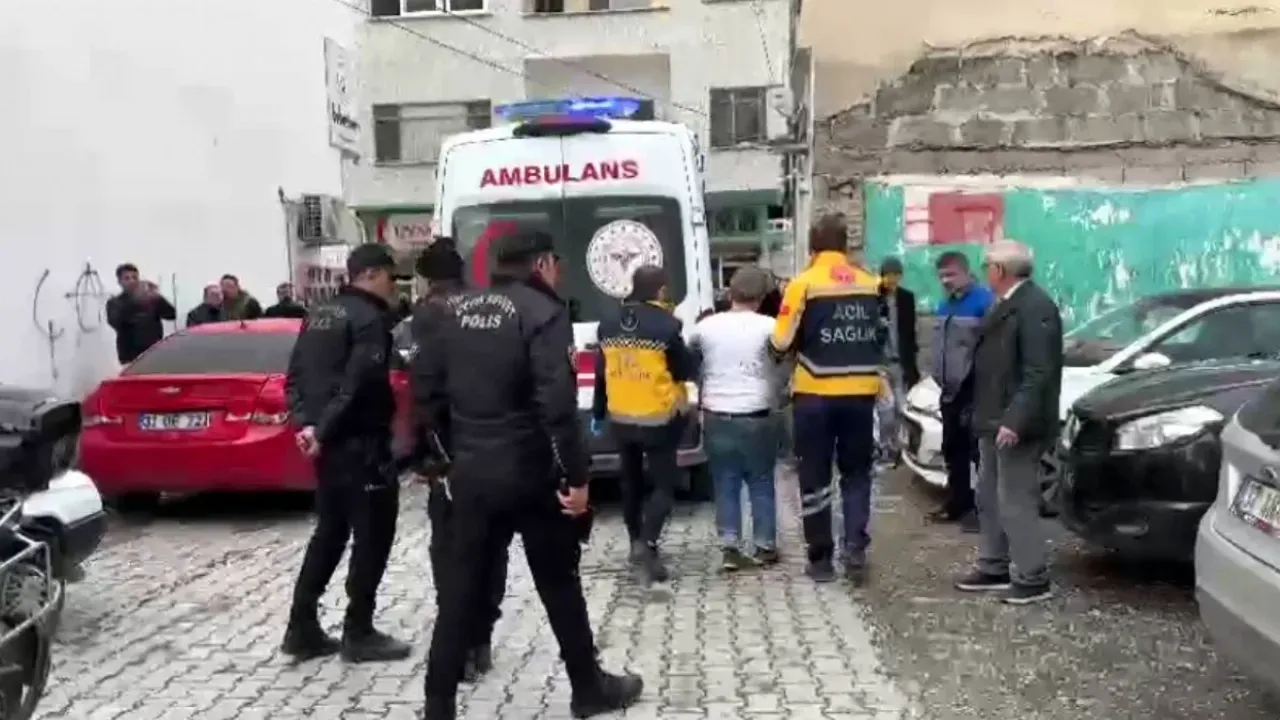 Image for Borç Meselesi Yüzünden Arkadaşının Kulağını Isırarak Kopardı!