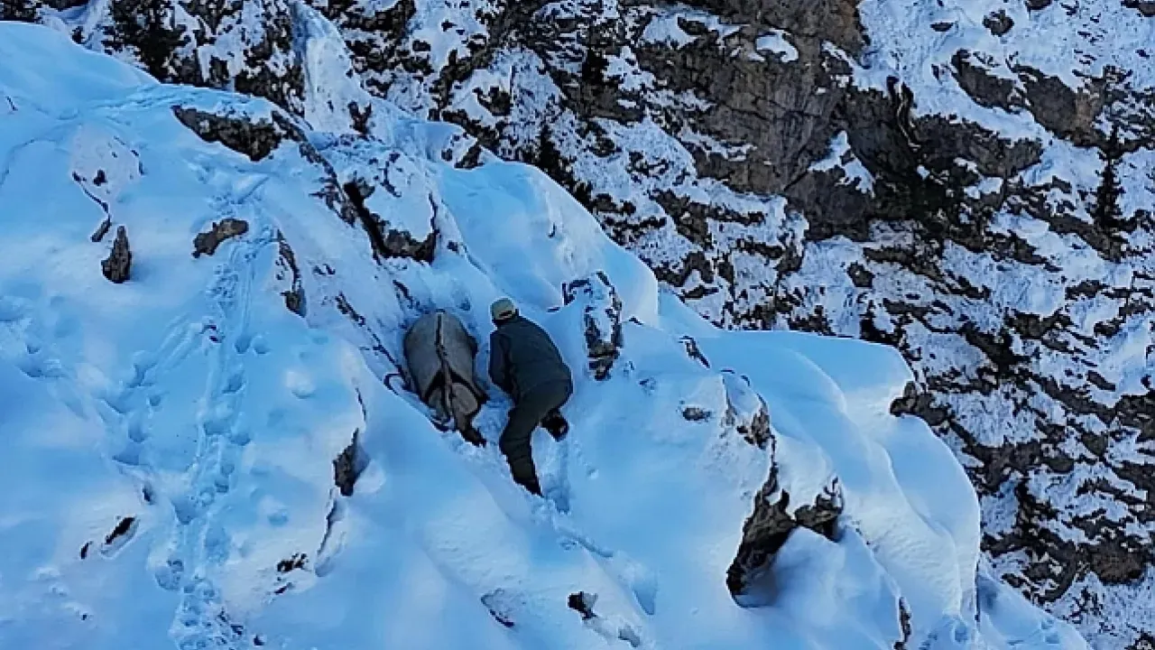Image for Erzincan’da Yasak Avcılık Skandalı Dağ Keçisini Avlayan Avcı, Drona Yakalanınca Kendini Gizlemeye Çalıştı