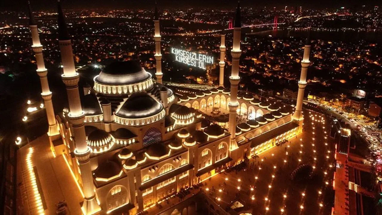 Image for Ezan Okunurken Su İçmek Orucu Bozar mı? İşte Uzmanların Açıklamaları