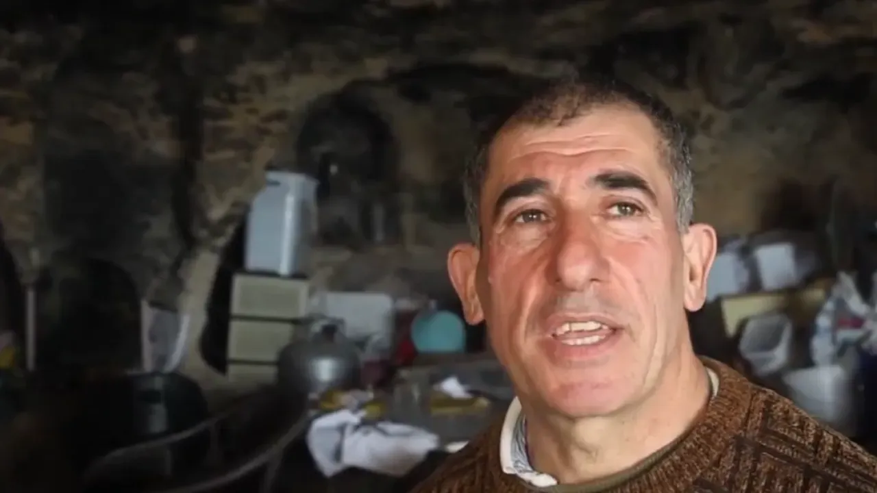 Image for Hatay'da Deprem Sonrası Mağarada Yaşamayı Tercih Eden Vatandaş: "Herkesten Uzak, Huzuru Burada Buldum"