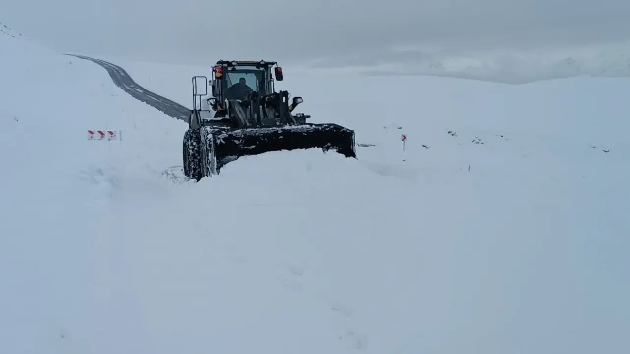 Image for Karla Mücadele Sürüyor! Yollar Kapandı, İş Makineleri Kar Altında Kaldı!