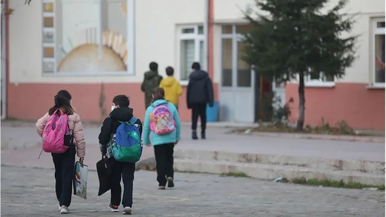 15 Tatil Uzatıldı mı? Yarıyıl Tatili Ne Zaman Bitiyor? Okullar Hangi Tarihte Açılacak, Ne Zaman Açılacak?