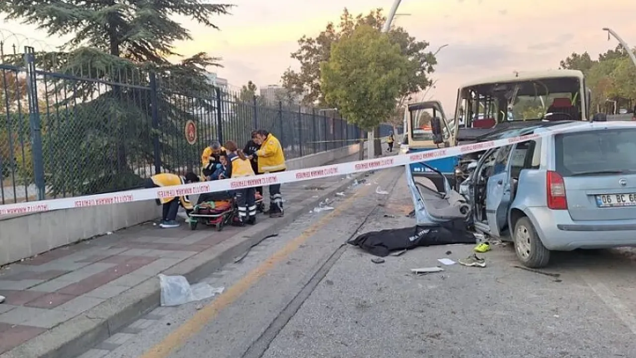 Başkent'te otomobil ile dolmuş kaza yaptı: 1 ölü, 14 yaralı