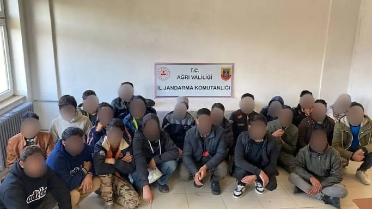Ağrı'da Göçmen Kaçakçılığı Operasyonu 25 Afgan Göçmen Yakalandı, 3 Şüpheliye Gözaltı