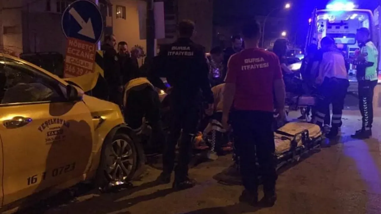 Bursa'da Hamile Kadını Doğuma Yetiştiren Ticari Taksi Kaza Yaptı; 18'i Ağır 6 Yaralı