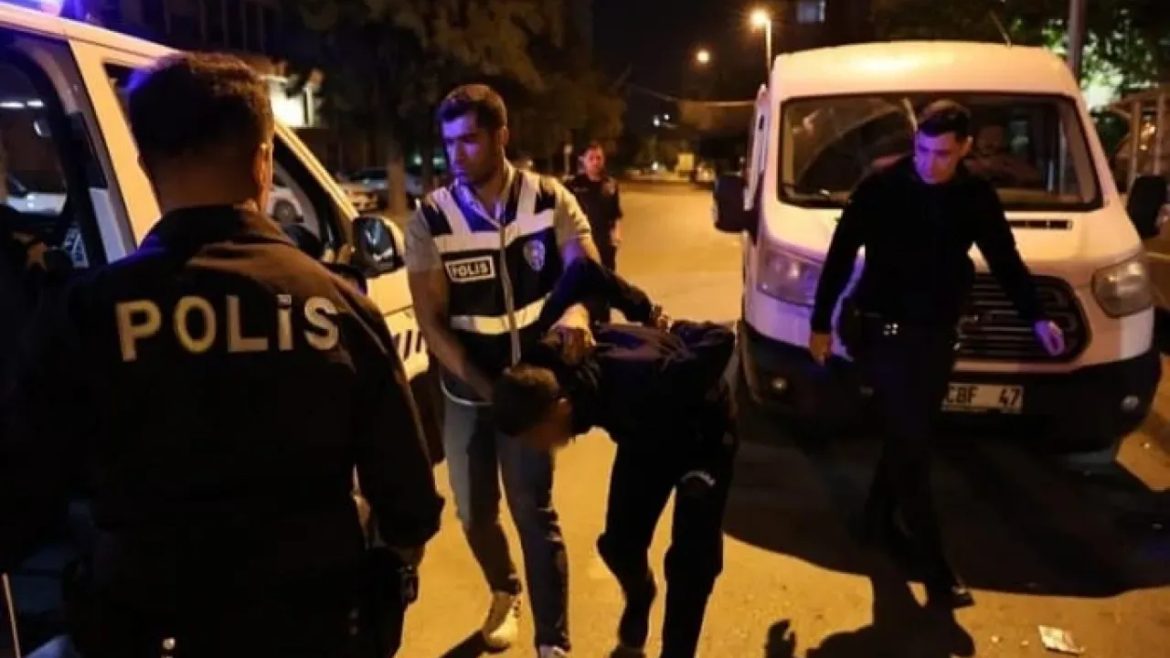 Polisin Durdurmak İst Memuruna Aracıyla Çarparak Kaçmaya Çalıştı