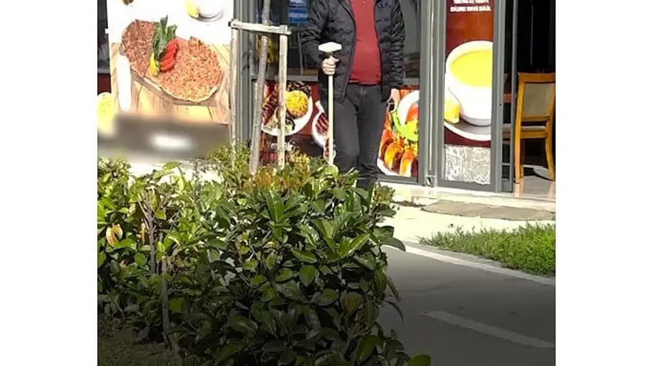 Televizyoncu Bekir Develi Starbucks'ta Hoparlörle İsrail’i Protesto Etti