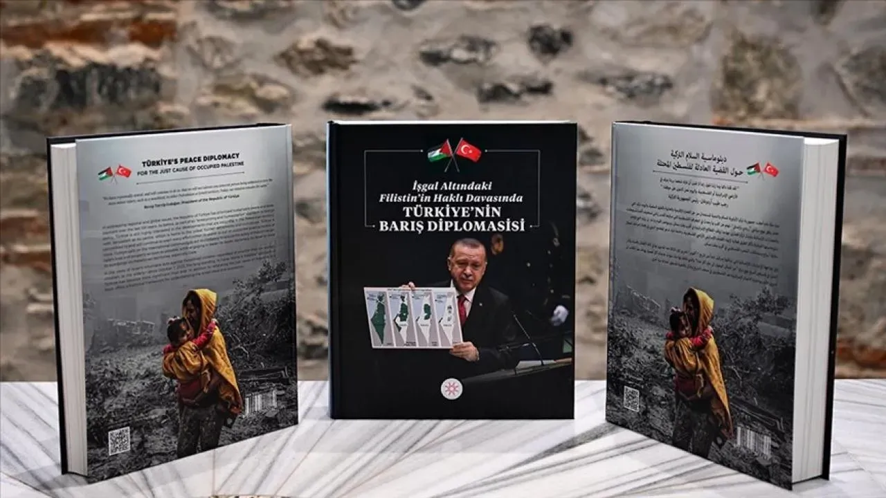 Cumhurbaşkanı Erdoğan Yunanistan Ziyaretinde Yunan Başbakanı Miçotakis'e Barış Diplomasisi Kitabı Hediye Etti