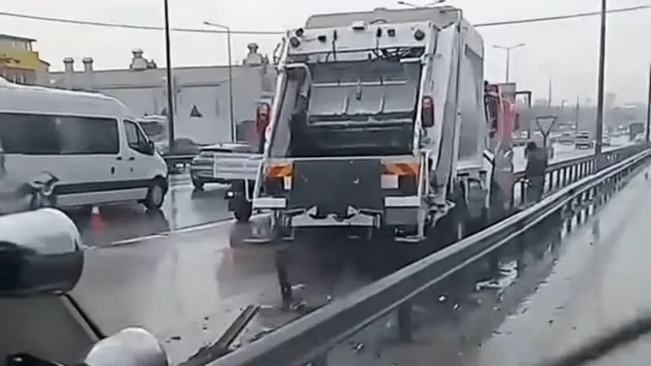 D-100 Karayolu'nda Feniş Sapağı'nda Çöp Kamyonu Kaza Yaptı Yoğun Trafik ve Bariyerlere Zarar