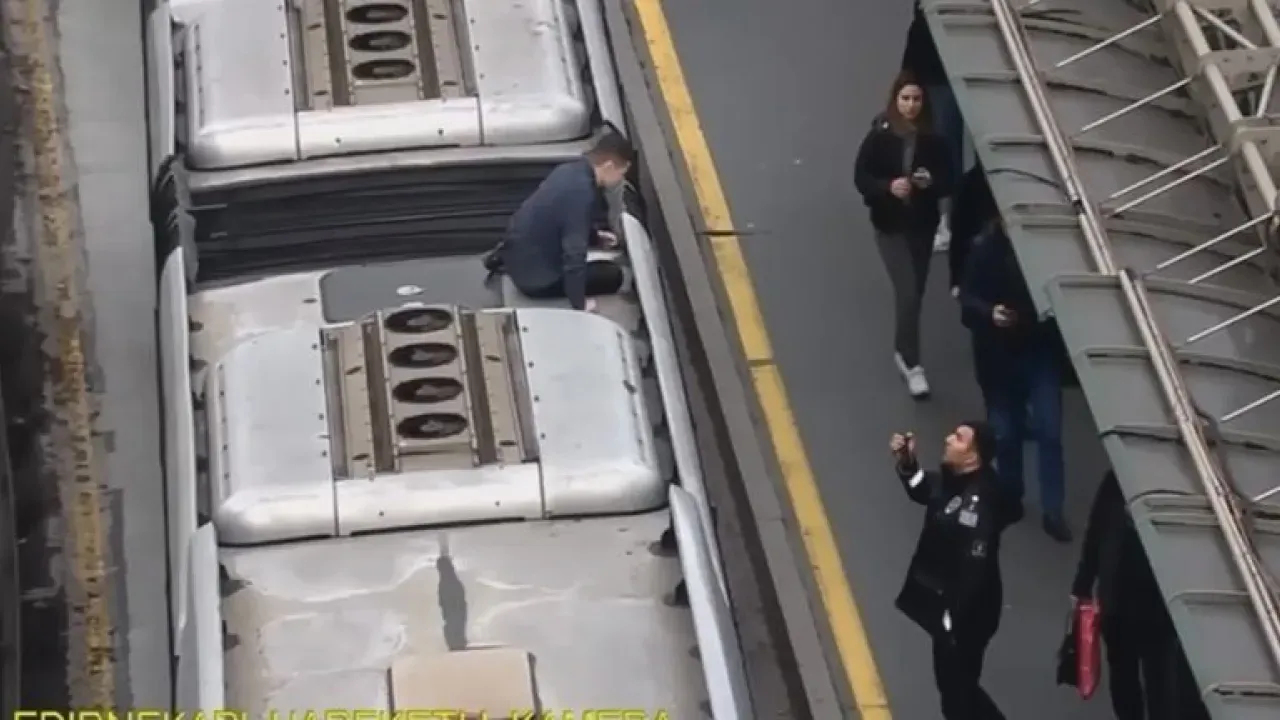 Fenomenden İlginç Hareket! Metrobüsün Üzerinde Yolculuk Yaptı