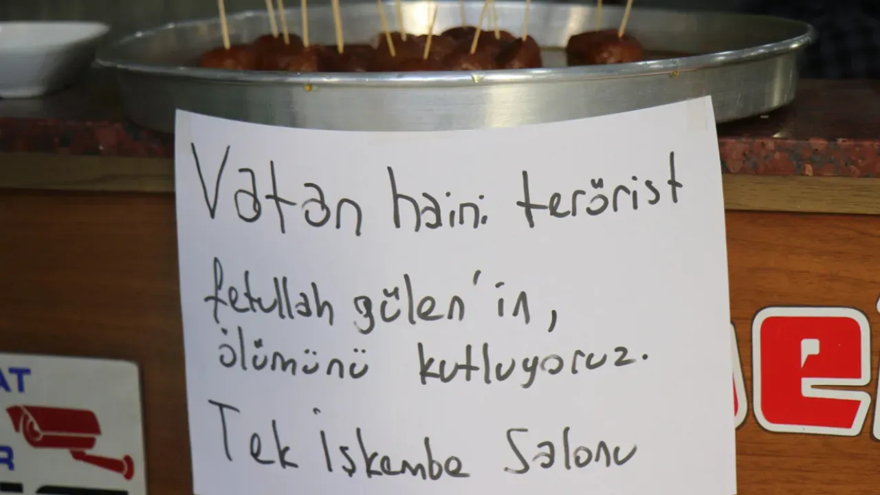 FETÖ Elebaşı Gülen’in Ölümüne Sevinen Esnaf Lokantasında Bedava Tatlı Dağıttı
