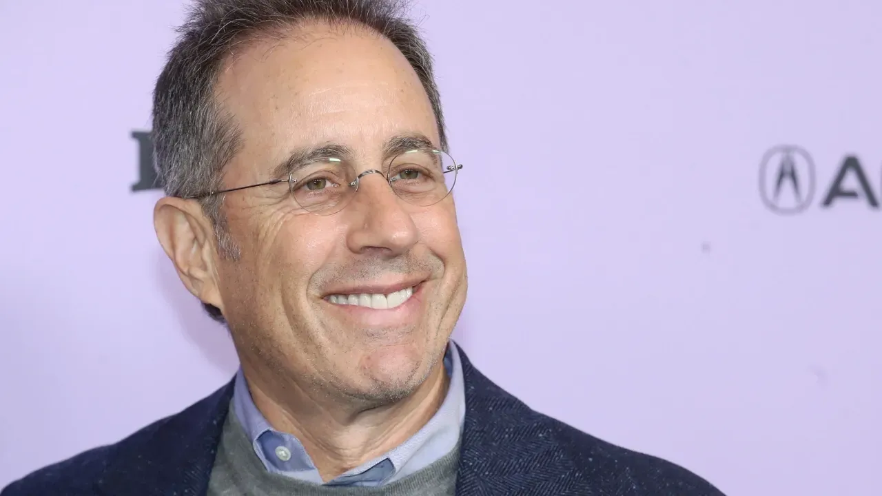 Jerry Seinfeld, 'Unfrosted' ile En Kötü Erkek Oyuncu Ödülünü Kazandı Kariyerinin İlk "Anti-Oscar" Ödülü