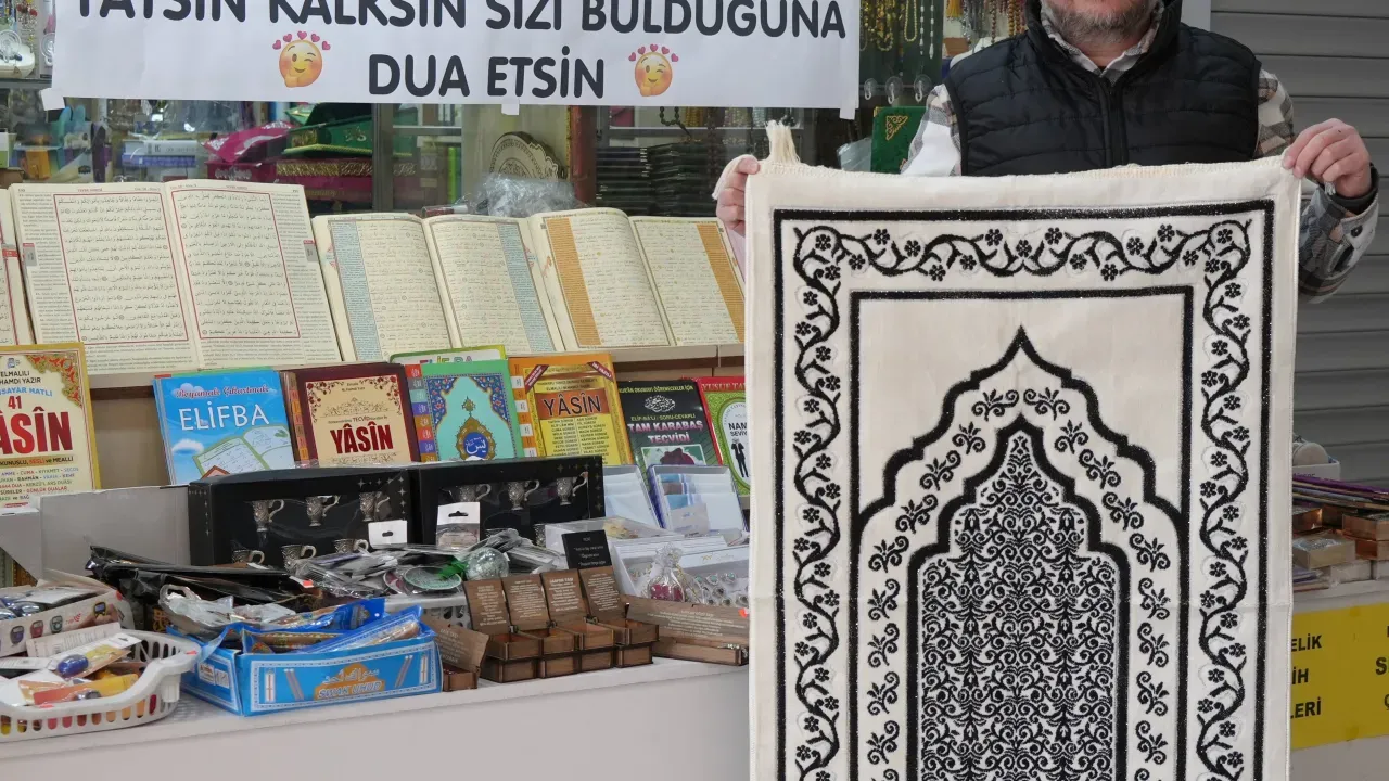 Kırıkkale'de Bir Esnafın Şık ve Anlamlı 14 Şubat Önerisi "Sevgilinize Seccade Alın, Sizi Bulduğuna Şükretsin!"