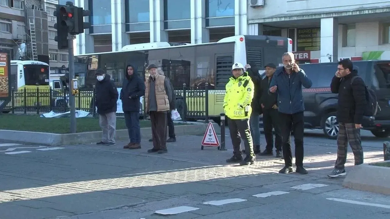 Kırmızı Işıkta Geçen Yayalar Polise Yakalandı! Polis 8 Bin TL’nin Üzerinde Ceza Kesti