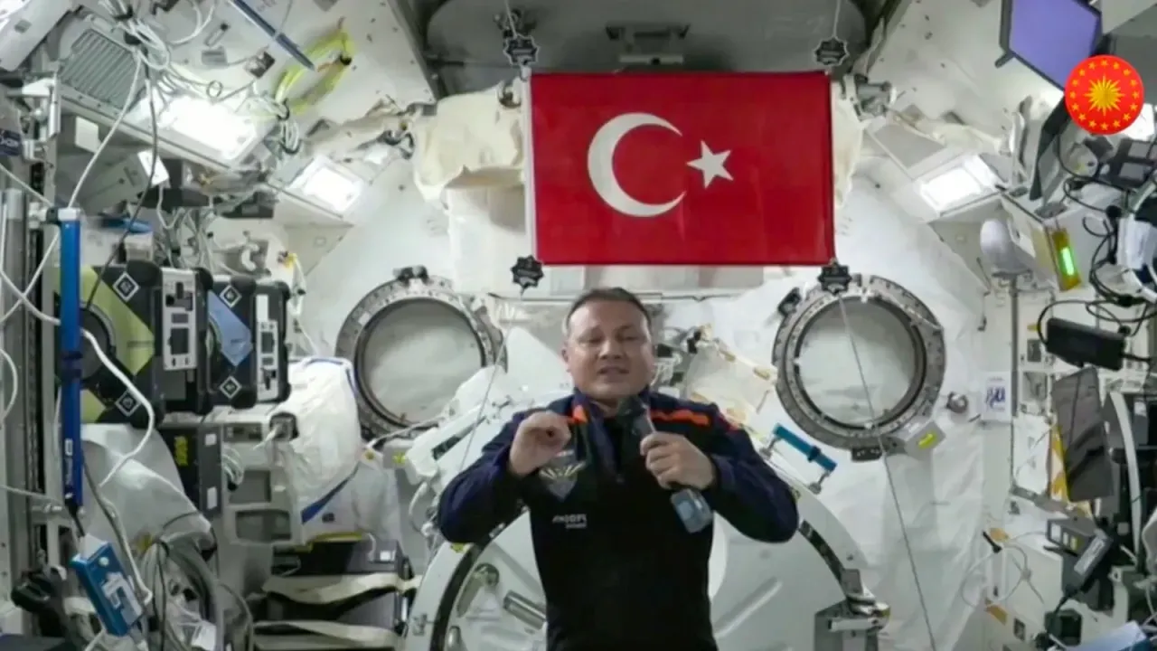 Uzay İstasyonundan Canlı Bağlandı! Gezeravcı Yaşananları Anlattı!